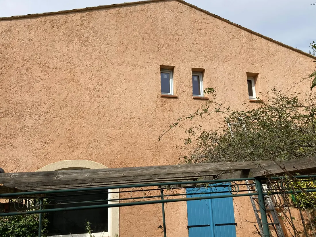 Pignon de maison nettoyé, le crépi a retrouvé sa teinte d'origine