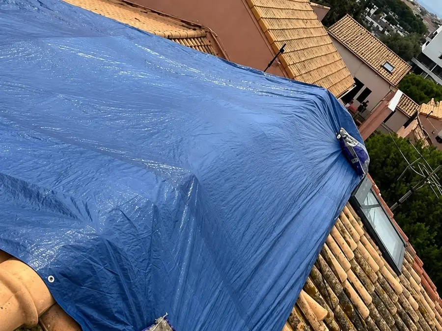 Bâchage d'urgence d'une toiture endommagée avant l'arrivée des intempéries