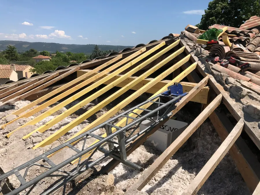 Charpente et liteaunage neufs posés avant la couverture, chantier de charpentier dans le Var