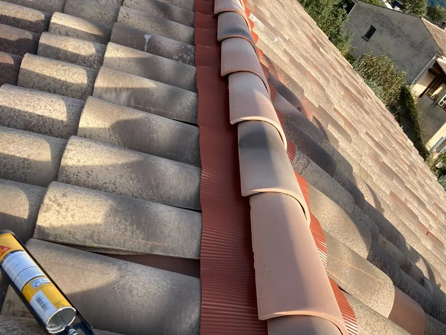 Pose d'un faîtage neuf sur closoir ventilé par Baucols Couverture